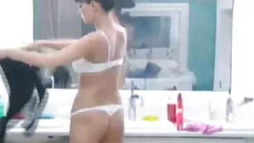 Petits seins baisent film x pornographique gratuit avec la jolie Andreina Deluxe de 21 Sextury